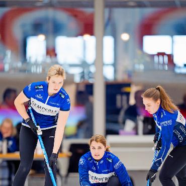 Celine Schwizgebel wird Curling-Elite-Schweizermeisterin - Celine Schwizgebel konzentriert bei der Steinabgabe.
