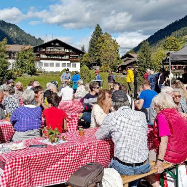 Die Tradition lebt wieder - Noch hält das Wetter: Auf dem voll besetzten Festplatz geniessen die Besucher um die Mittagszeit Speis und Trank.