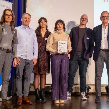 «Weltpremiere» auf Schienen: MOB wird mit dem Innovationspreis Berner Oberland ausgezeichnet - Die Initianten des CUBE Lenk, Verein Ortsmuseum Lenk, freuen sich über die Auszeichnung. Von links: Barbara Schläppi, Patrick Kohli, Andreia Dos Santos, Sylvia Kammacher, Laudator Michi Gehret und Peter Manfred Schläppi. Marc Felten und Ernst Steiger waren an der Auszeichnung nicht anwesend.