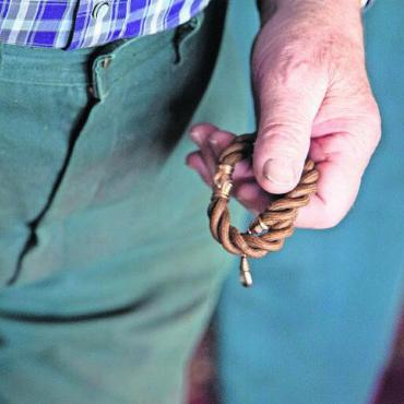 Ein «Ryter» eilt zu Hilfe - … ihn beim Entwickeln von neuen Dingen in der Werkstatt unterstützt (in der Hand hält er ein Erbstück: Eine Taschenuhrkette, gesponnen aus den Haaren seiner Grossmutter) …