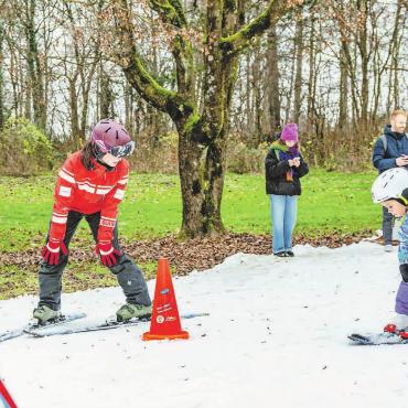 Rund 5000 Teilnehmende beim «Schneespass Weyerli» – gelebte Schneesportförderung mitten in Bern - In der Stadt Skifahren lernen mit Saaner Schneesportlehrern, dies ermöglich der «Schneespass Weyerli». FOTOS: DESTINATION GSTAAD / SUSANNE GOLDSCHMID