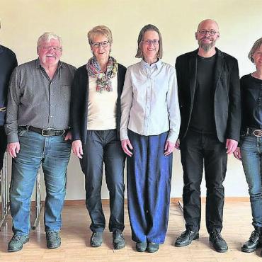 Neuer Präsident bei Scherenschnitt Schweiz - Der neue Vorstand (von links): Marc Schweizer, Hans-Jürgen Glatz, René Jaggi, Erika Hager, Monique Buri, Philipp Kuntze, Katharina Cuthbertson und Moreno Bottesi. FOTO: ZVG