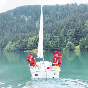 Gstaad-Yacht-Club-Nachwuchs international unter den Top 20 - Rechts: Der GYC hat einen Junior-Schnupperkurs auf dem Arnensee organisiert. Alle Plätze waren besetzt. FOTO: FLAVIA MAY