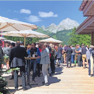 Awardverleihung auf dem Eggli - Es war nicht ganz einfach, die 250 Gäste von der sonnigen Terrasse ins Restaurant zu bewegen.