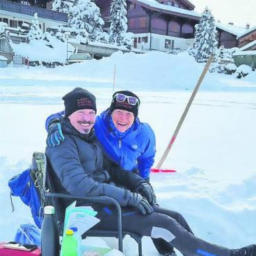 Langlauf Cross Schönried – was für ein Glück! - Eingefroren, aber fröhlich: Markus Iseli und Monika Rudin, zwei von 35 Helfenden, waren als Torwarte im Einsatz. FOTO: ZVG