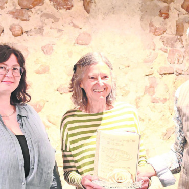 Kulturpreis für den Literarischen Herbst Gstaad - Liliane Studer (Mitte) und Leonora Schulthess freuten sich über die Wertschätzung ihrer Arbeit für das Literaturfestival Literarischer Herbst Gstaad, die in diesem Kulturpreis steckt, den ihnen Vereinspräsident Matthias Moser überreichte. FOTOS:JENNY STERCHI