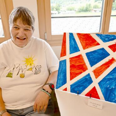 Offene Türen: Die Alpenruhe lud zu Vernissage und Entdeckungsreise ein - Susanne präsentiert stolz ihr «Farbenspiel».