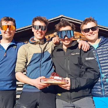 Firmenskirennen 2025 – Sonnenschein, Riesenslalom und Apéro - Sieger in der Zeitdifferenz – die coolen Jungs aus dem Grund von der A. Reuteler Holzbau AG.
