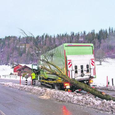 Camion mit Briefpost verunfallt - Glück im Unglück: Niemand wurde verletzt, die Post ausgeliefert, doch der Lastwagen war dennoch in keinem fahrtüchtigen Zustand mehr. FOTO: JOCELYNE PAGE
