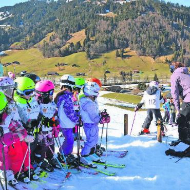 Jugendrennen Gstaad 2024: Sonnenschein, Spass und (ein bisschen zu wenig) Schnee! - Die Piccolini fiebern dem Start entgegen.