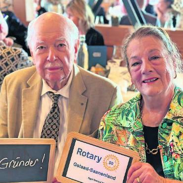 Jubiläumsfeier 50 Jahre Rotary Club Gstaad-Saanenland - Auch Gründervater Heinz Stucki ist noch aktives Mitglied beim Rotary Club Gstaad-Saanenland. Hier mit seiner Frau Xenia.