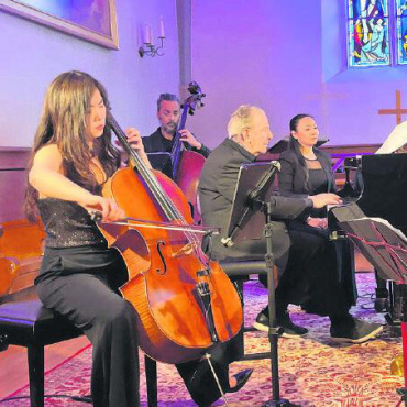 Von Lauenen nach Buenos Aires - Der 79-jährige Musiker und Komponist Pablo Ziegler begeisterte das Publikum am Klavier mit Nuevo Tango und vielen Improvisationen. Mit dabei im Quartett: Manu Compté am Bandoneon, Anzhe Zuo am Cello und Virgilio Monti am Kontrabass. FOTOS: CAROLINE THORNTON