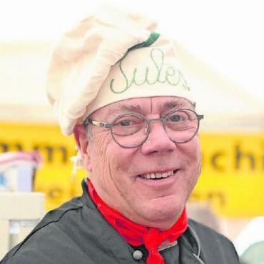 Food Festival für die Raiffeisen-Mitglieder - Jules van Enckevort und seine Kollegen vom Männerkochklub Simme-Chuchi hatten alle Hände voll zu tun, waren aber bestens vorbereitet. FOTOS: JENNY STERCHI