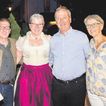 Eröffnung Gstaad Menuhin Festival & Academy AG - Marianne Kellenberger, Pfarrerin, mit ihrem Mann Marco (links) vor der Mauritiuskirche mit Gemeindepräsident Toni von Grünigen und Frau Barbara.