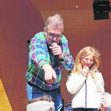 Frohes Eiertütschen und lebhaftes Osternäschtlisuchen - Manfred Weilguni, der Wirt des Landhauses, managt sympathisch und leidenschaftlich alle Aktivitäten. «Ich mache das jedes Jahr. Das Spiel ‹Suche das Ei im Sägemehl› gefällt mir am besten, da gibt es die grösste Sauerei.»