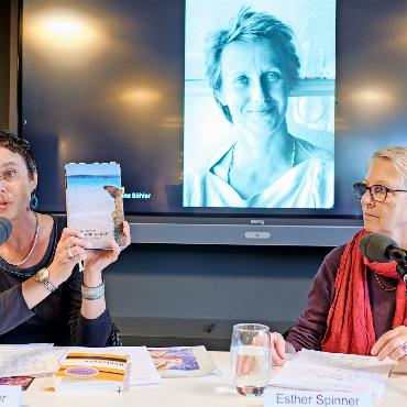 Literarischer Herbst Gstaad: wo Worte Welten öffnen - Christa Baumberger mit Esther Spinner.