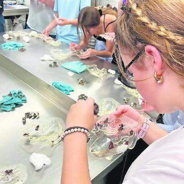 Teambildung an der Berufsschule - Unter der Leitung von «Helme» Haldi produzierten die Schüler:innen eine Schokoladenkuh.