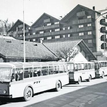 Von der Postkutsche zum Elektro-Poschi: Postautodynastie Kübli endet mit der vierten Generation - Postautos in Reih und Glied vor der Poststelle in Gstaad. FOTO: ZVG