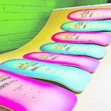Erfolgreiche Premiere des Mountain Pump Saanen - Auf den NOLD-Skateboards, die als Trophäen an die Siegerinnen und Sieger gingen, war sogar vermerkt, dass es sich um den Sieg in Saanen handelte. FOTO: ZVG