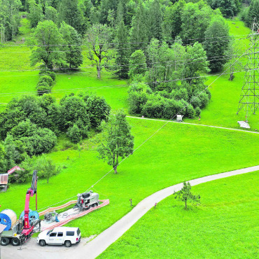 Sanierung in luftiger Höhe - Neue Leiterseile werden vom Montageplatz aus über eine Seilzugmaschine auf den Mast gezogen (siehe auch Skizze unten). FOTO: MARCO MINNIG