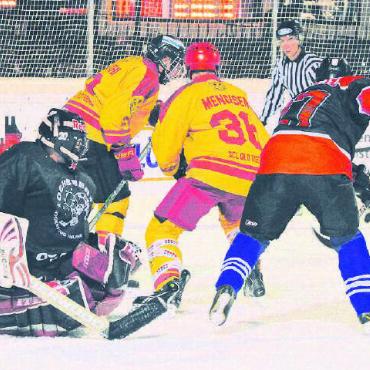 Keiner zu alt, um Eishockey zu spielen - Auch die Partie der Old Tigers gegen Lenk-Zweisimmen war ein packendes und temporeiches Spiel.