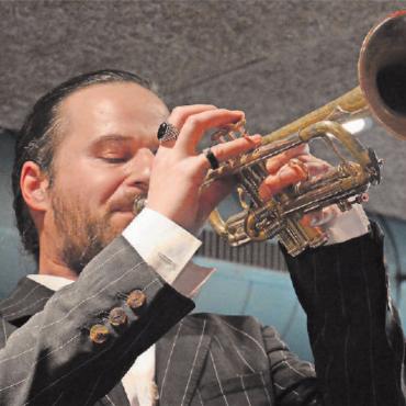 Pfingstkonzert mit Pfiff! - Daniel Woodtli spielt am nächsten Samstag in Zweisimmen. FOTO: MARKUS BACHMANN