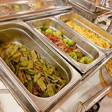 Viertes «Sau Fescht» in Abländschen - Ausschnitt vom Buffet. FOTOS: HANS-PETER VENNER