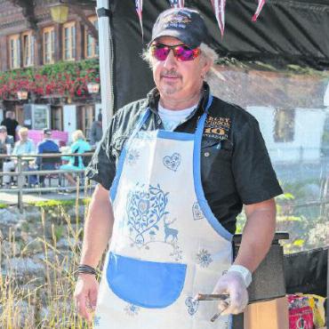 Gsteig frei vom Durchgangsverkehr! - Marcel Burri überwachte an der Biker-Bar die «Bikerspiesse».