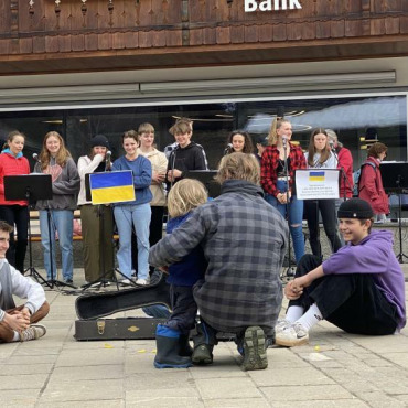 Benefizkonzert OSZ Gstaad «Help for Ukraine» - Die Schülerinnen und Schüler aus den Klassen 7a, 7b und 9a vom OSZ Gstaad spielten am letzten Mittwochmorgen auf dem Kapälliplatz in der Promenade Gstaad mit ihrem Musiklehrer Bert von Känel ein Strassenkonzert zugunsten von Flüchtlingen aus der Ukraine.  (Foto: Bert von Känel)