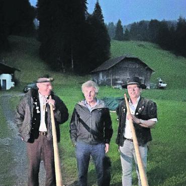Alles Gute zum Geburtstag, liebe Schweiz! - Aufgrund von Donner und Blitz musste die Festansprache von Armin Oehrli (Mitte) abgesagt werden. Hier im Bild mit den Alphornspielern Ruedi und Stefan. FOTO: ZVG