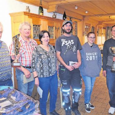 Schönrieder Club- und Gewerbeturnier - Die Gewinner der Wanderpokale: v. l. (höchstes Punktetotal) Team Schneeschlüderi (Toni, Kurt, Jacqueline und Erich von Grünigen); (Ranglistenmitte) Team Les Käsecurling (Noemi von Grünigen, Patrick Trachsel). Es fehlen: Guillome Bigler, Antoine Boilat und der Gewinner des Jassturniers, Roland Martin. FOTOS: ZVG