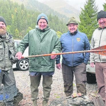 «Wir waren überrascht, wie wenig Ghüder wir zusammenbrachten» - Von links: Daniel Ducret von den Highland-Fischern, Stefan Romang vom Angelfischerverein Saanenland, Beat Kunz von der Pachtvereinigung Spiez und Marcel Burri vom Angelfischerverein Saanenland. FOTOS: ANITA MOSER
