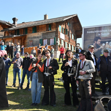 Aellen Florian ist Festsieger auf dem Hornberg - Auch Zimmermänner auf der Walz und von weit her, mischten sich unters Publikum und staunten über den zuvor nie gesehenen Sport.  (Foto: AvS)