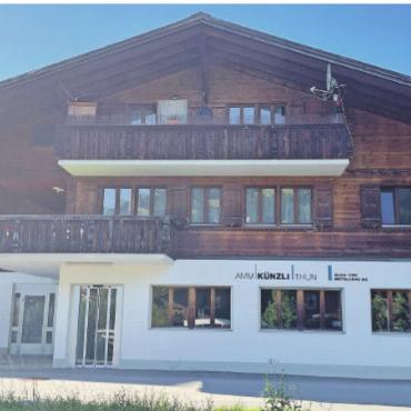 Jahresrückblick 2025 – Politik: Richtungsentscheide und Vertrauensfragen - Der Kauf des ehemaligen Postgebäudes in Schönried wurde vom Souverän abgelehnt. FOTO: ANITA MOSER