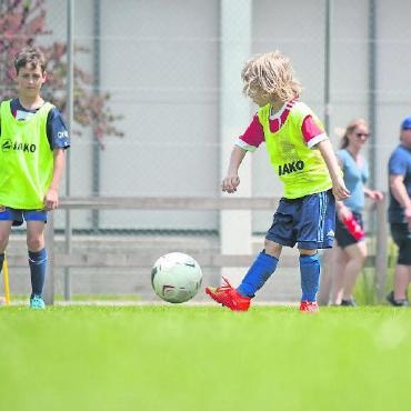Weltmeisterliche Gefühle beim Saisonabschluss des FC Sarina - Linkes Foto: Die Junioren standen im Mittelpunkt des Turniers.
