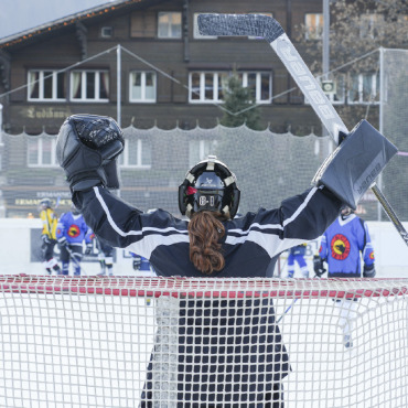 Kampfgeist auf Kufen: die Women’s Hockey Winter Classic - Tooooor! Die Torhüterin jubelt mit ihrem Team. FOTOS: JONATHAN SCHOPFER
