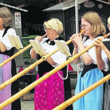 «Input Gras – output Milch!» - Sorgten für musikalische Unterhaltung (von links): die Alphorngruppe Saanenland-Pays-d’Enhaut, der Jodlerklub «Gruss vom Wasserngrat» und die Familienkapelle Walker.