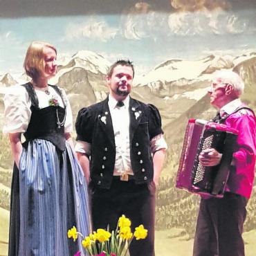 Hervorragende Uraufführung des «1.-August-Jutz», eingebettet in ein stilvolles Jodlerkonzert - Das Jodelduett Barbara und Christian Moor, am Akkordeon begleitet von Peter Schneider, war ein willkommener Kontrast zu den Chorformationen. Seine heimatverbunden Liedtexte hörten sich an wie vertonte Gedichte. Bekannte Komponisten wie Ueli Moor, Adolf Stähli und Franz Stadelmann schrieben die feinfühligen Texte und Melodien.