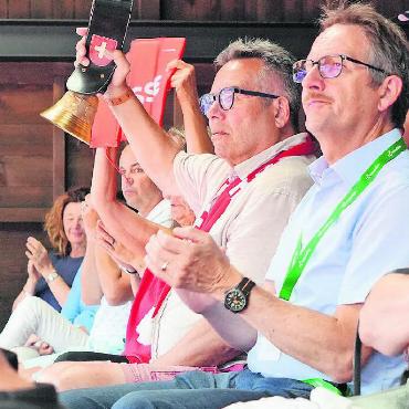 Alexander Bublik feiert seinen ersten Sandplatz-Titel - Schweizer Punkte wurden lautstark mit Schweizer Kuhglockengebimmel honoriert.