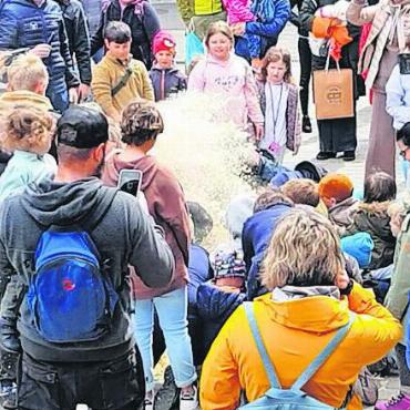Frohes Eiertütschen und lebhaftes Osternäschtlisuchen - Nicht nur Animateur Manfred Weilguni, sondern auch die Kinder lieben dieses Spiel. Entsprechend hektisch ging es hinter der Startlinie zu und her: Alle Kinder wollten gleichzeitig im Sägemehl wühlen und das versteckte Ei ergreifen. FOTOS: EUGEN DORNBIERER-HAUSWIRTH
