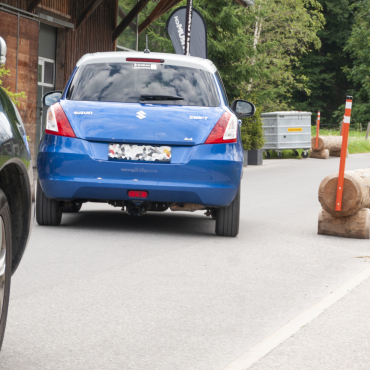 Tempo 30 auf der Rübeldorfstrasse geplant - Baumstämme auf der Strasse, die vermehrt zu kritischen  Situationen geführt haben, wird es an der Rübeldorfstrasse keine mehr geben. (Foto: AvS)