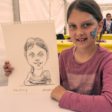 «I guete wie i schlächte Zyte… - Emily Koller zeigt stolz die von Carlo Schneider gefertigte Karikatur.
