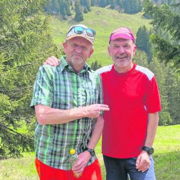 Neue Trailrunningrunde Hundsrügg-Trail - Beat Bieri (rechts) und Res Knöri sind Zweisimmer Langlaufhelden. Im Sparenmoos haben sie neu eine «Sommerloipe» geschaffen: den Hundsrügg-Trail für Trailrunner.