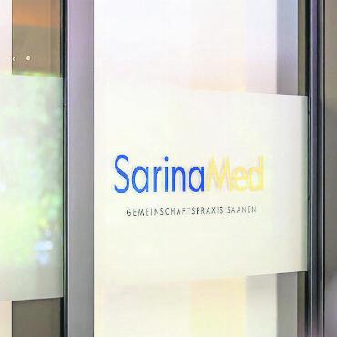 Jahresrückblick 2024 – Politik: Gesundheit, Bauprojekte und Wahlen - Die Gemeinde und die GIH eröffneten im Sommer 2024 die SarinaMed-Praxis.