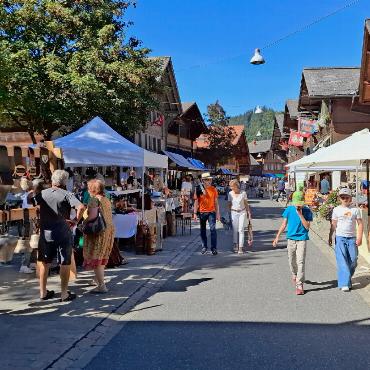 Ein Dorf im Käsefieber: Berner Alpkäsemeisterschaft in Saanen - Die schön dekorierten Stände sowie das Festzelt luden zum Verweilen ein. Ambiente ins Saanendorf.