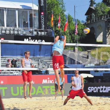 Schweizer Beachvolleyballer Krattiger/ Breer siegen in beiden Auftaktspielen - Anders Mol vermag den ersten Matchball im zweiten Satz nicht zu verwerten. Während Yves Haussener nach seinem Block landet, bringt sich Quentin Métral für die Ballannahme in Position. FOTOS: JENNY STERCHI