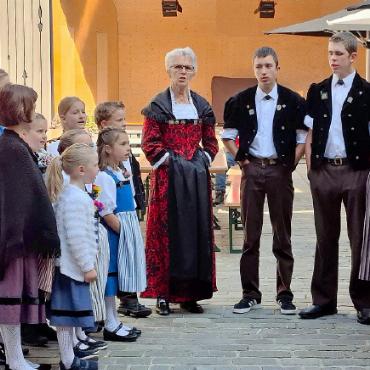 Ein Dorf im Käsefieber: Berner Alpkäsemeisterschaft in Saanen - Eben erst den ersten Platz beim Prix-Walo-Sprungbrett ersungen, erfreute das Chinderchörli Saanenland am Alpkäsemarkt in Saanen die Besuchenden.