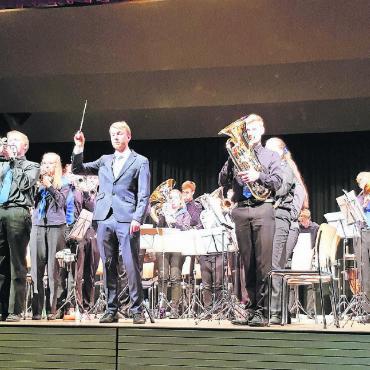 Gemeinsam auf dem Weg nach oben - Tim Klossner führte mit Witz und Charme durch das Konzert der BBO Junior. Das vielseitige Repertoire aus Marsch, Dixie, Funk, Mambo, Klassik oder Balkan Dance sowie die vielen Soloeinsätze wussten die Konzertbesucher zu begeistern. Seit eineinhalb Jahren führt Joram Bots den Dirigentenstab der BBOJ. FOTO: LÉONIE MÜLLER