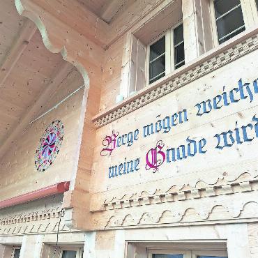 Einzigartig - Fassadenschnitzerei FOTO: ZVG