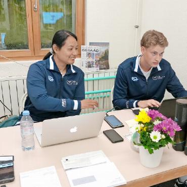 Players Service in Gstaad: Fränzi Steffen im Einsatz - Fränzi Steffen und ihr Teamkollege sorgen für reibungslose Abläufe.